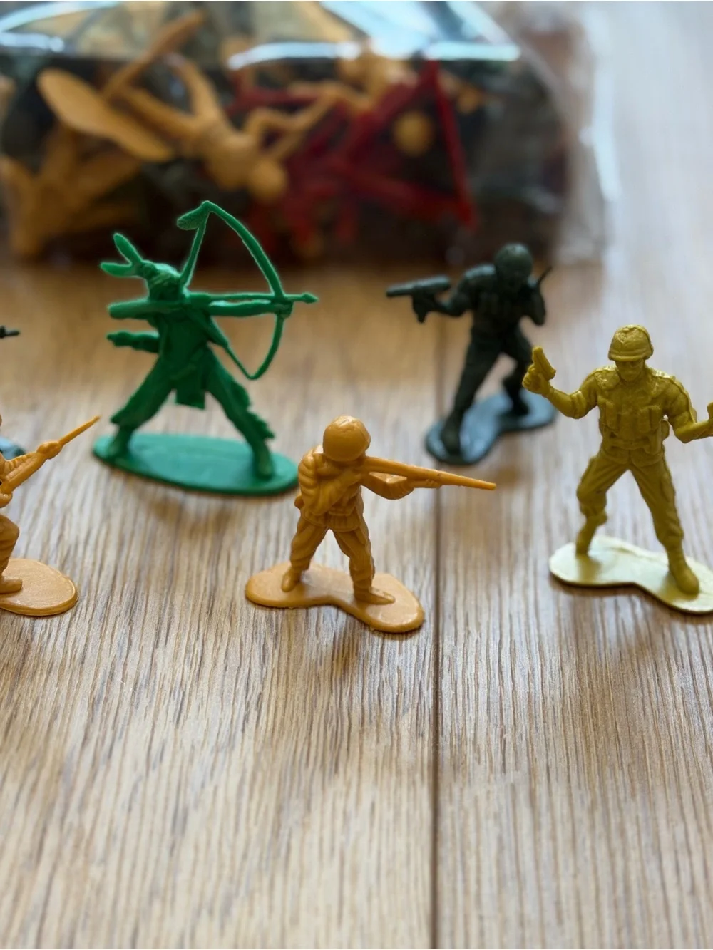Classic Plastic Army Men Toy Set - Green & Yellow Figures